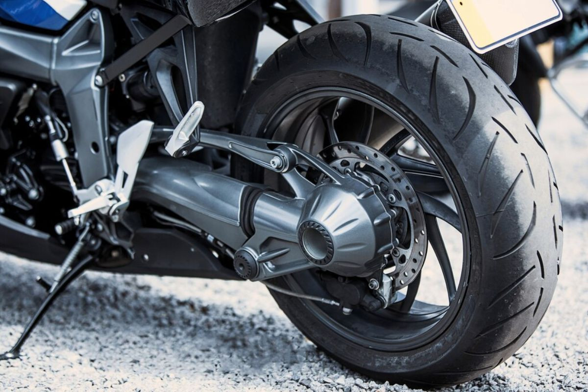 Transport motocykla — jak przewieźć motocykl w bezpieczny sposób?